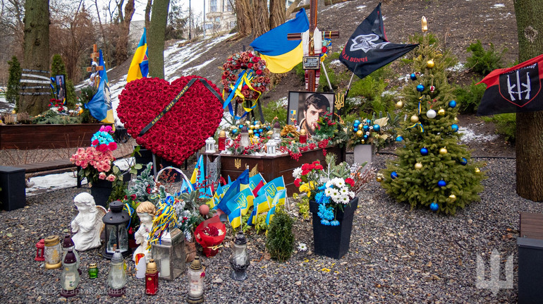 У Києві невідомі поглумились над могилами військових Да Вінчі, Джуса та Петриченка