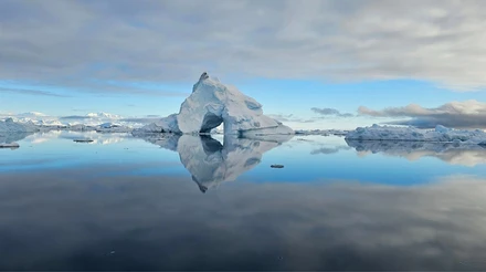 Неначе крижаний міст із тунелем: полярники зняли льодовик з аркою поблизу Вернадського