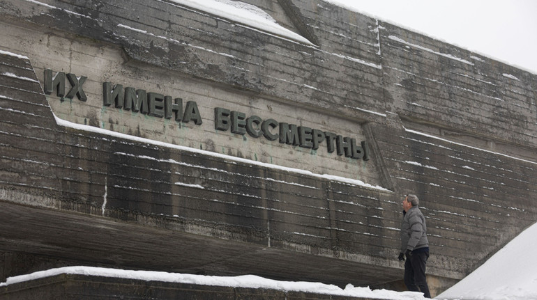 Національний музей історії України у Другій світовій війні прибрав напис російською з фасаду