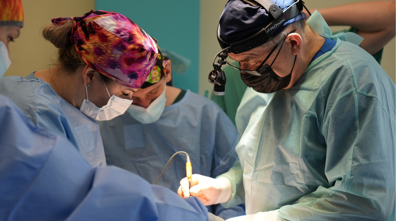 Кістку з гомілки пересадили у щелепу: хірурги у Львові вперше провели надскладну операцію