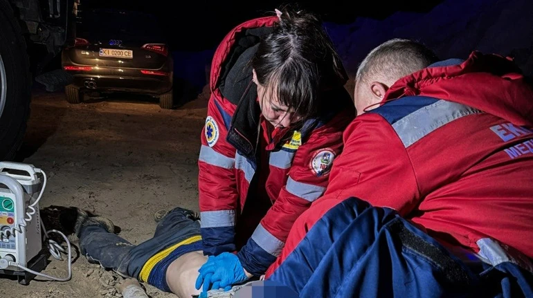 На Київщині 11-річного хлопчика засипало піском: дитина загинула, а трагедію розслідує поліція