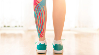 Реабілітація, набряки чи спортивні травми: як працюють тейпи та що про них каже наука