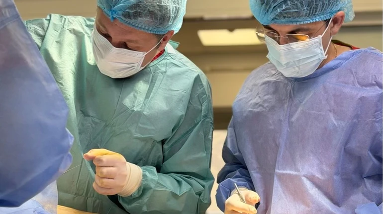 Відтяв бензопилою: у Львові хірурги врятували чоловікові руку після майже повної ампутації