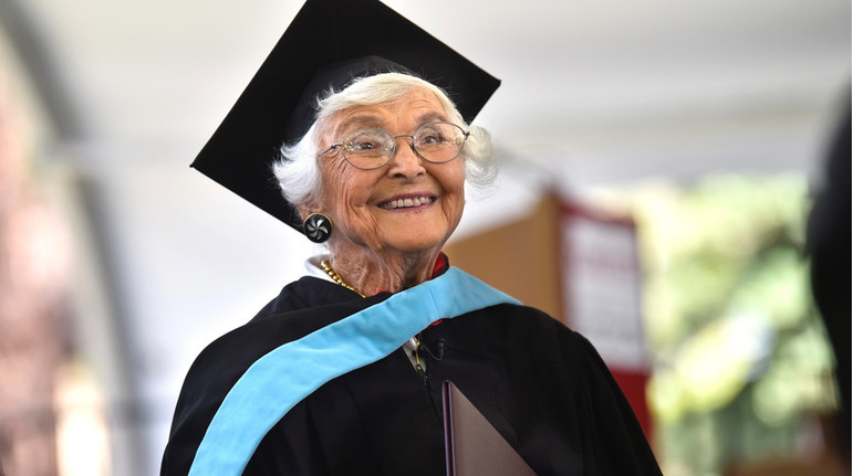 Після 83-річної перерви у навчанні: у США 105-річна жінка здобула ступінь магістра