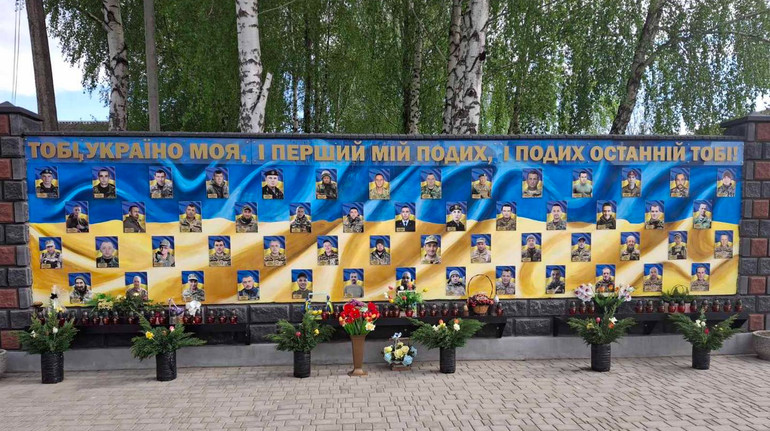 На Рівненщині хлопець вкрав квіти зі стели загиблих героїв, аби перепросити у дівчини після сварки