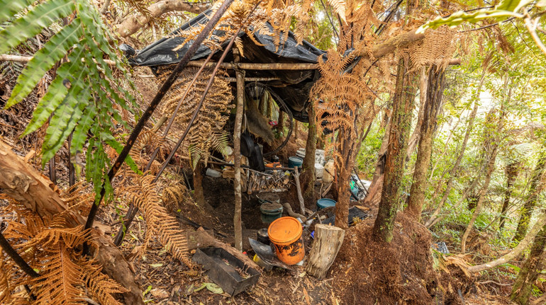 Новозеландський батько-втікач: поліція показала фото лігв, в яких він переховувався з дітьми майже 4 роки