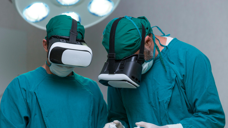МОЗ: Українські хірурги виконали понад 200 операцій із окулярами доповненої реальності