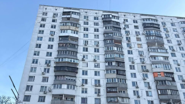 Лід розриває труби, у квартирах 2°C: в одній з багатоповерхівок Києва вже два тижні немає опалення