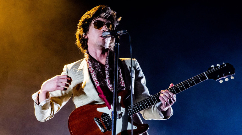 Гурт Arctic Monkeys випустив нову пісню на підтримку дітей, постраждалих від війни