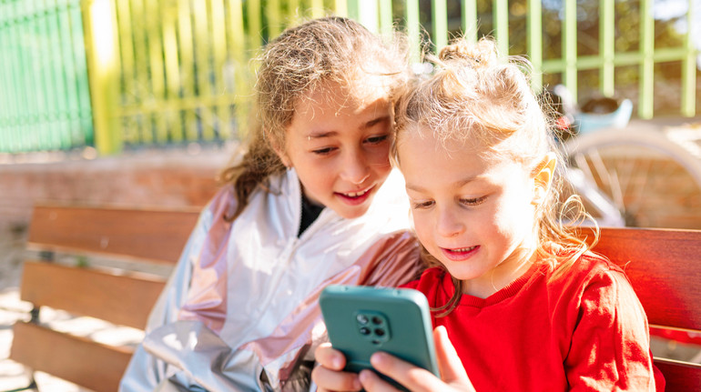 Вчені розповіли, як використання соцмереж може шкодити нейророзвитку дітей