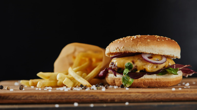 Чи справді швидкий прийом їжі шкодить здоров'ю? Вчені дали відповідь