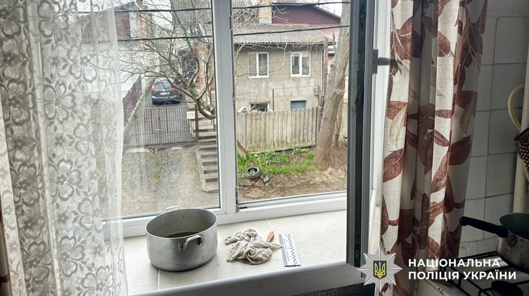 У Рівному 84-річна жінка випала з другого поверху, коли мила вікна: вона померла в лікарні