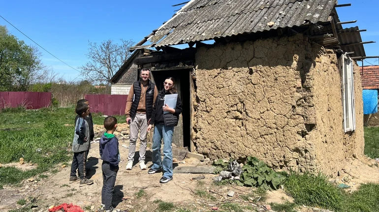 Не вміють читати і мають хвороби: на Закарпатті в родині виявили 8 дітей, які ніколи не вчилися в школі