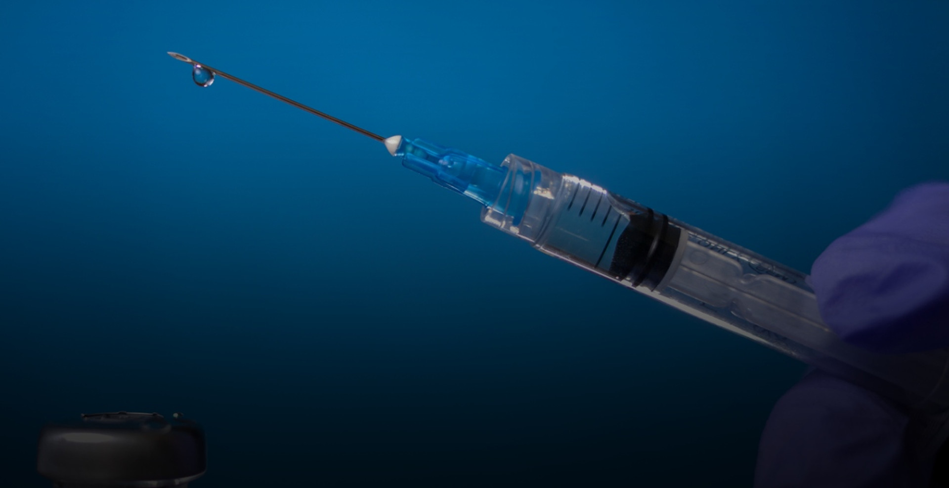 Скоротити смертність від COVID-19 в Україні: чому альтернатив вакцинації не існує?