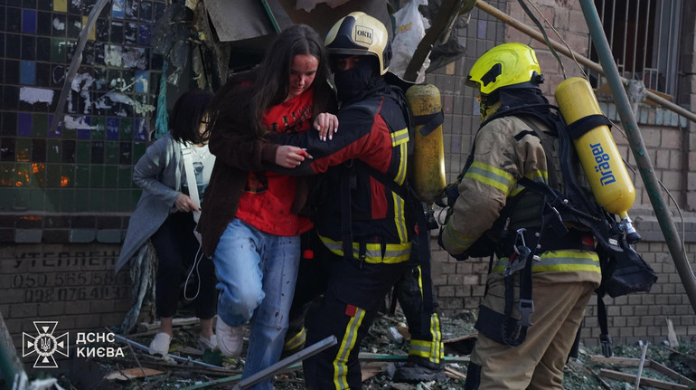 Спочатку нічого не бачила: мати дівчини, пораненої через атаку РФ, розповіла про стан доньки