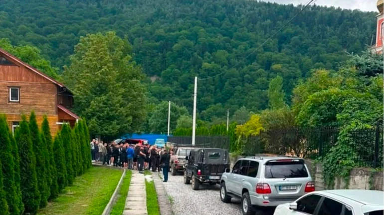 Один заїзд – 300 тис. грн збитків довкіллю: в Яремчі протестували через посилення контролю за джипінгом