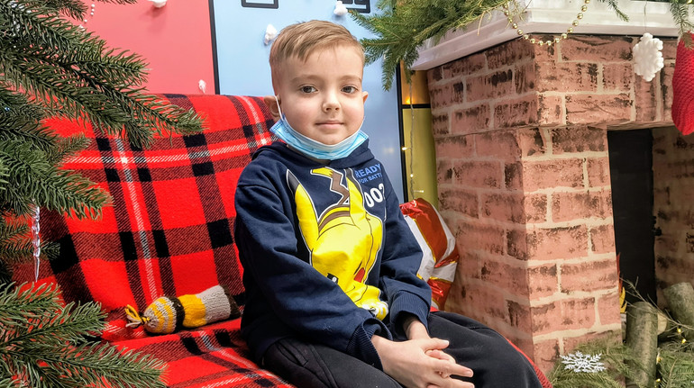 Лікарі вперше в Україні виконали подвійну родинну трансплантацію 7-річній дитині