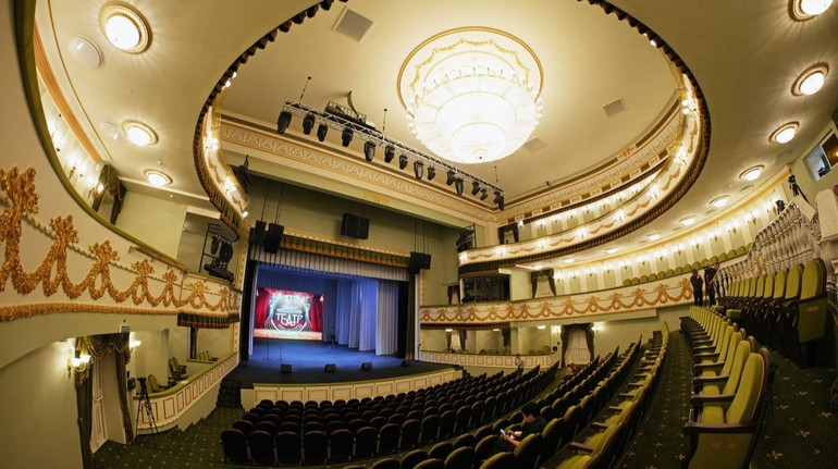 З піснями і танцями: у Маріуполі росіяни відкрили зруйнований ними ж драмтеатр