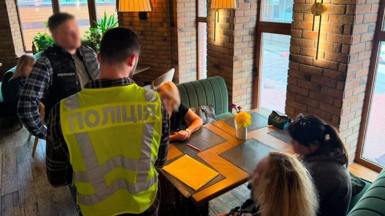 10 кг смородини за фіктивне навчання: у Києві двох освітянок викрили на продажі вступу до вишів