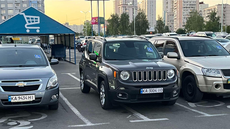 Ветеран заявив, що поліціянтка в Києві назвала його конченим інвалідом через зауваження про паркування