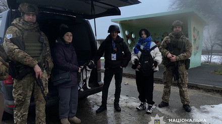 Повернулися з Волині за тваринами й речами: поліціянти повторно евакуювали родину з Нікополя