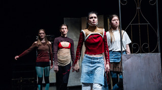 Театр дискомфорту: про виставу Місячні у Молодому театрі