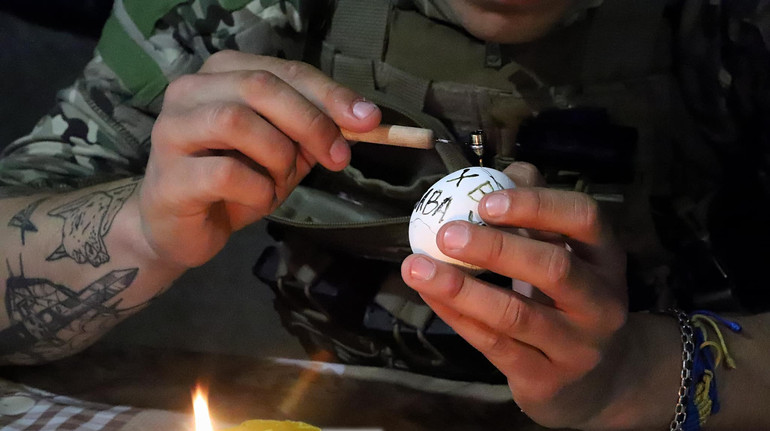 Писанки з-під Бахмута і паска в окопах: як військові святкують Великдень
