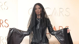 Режисерка Гамнету Хлої Чжао збирає кошти для зооволонтерів у Харкові