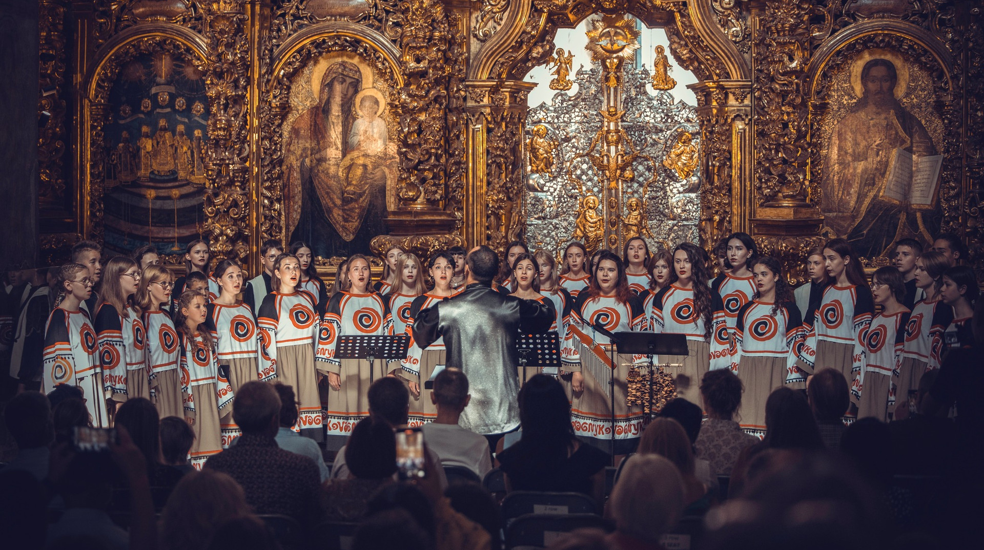 Підняти похилену калину: фестиваль Bouquet Kyiv Stage показує мистецтво воєнних міст в Софії Київській