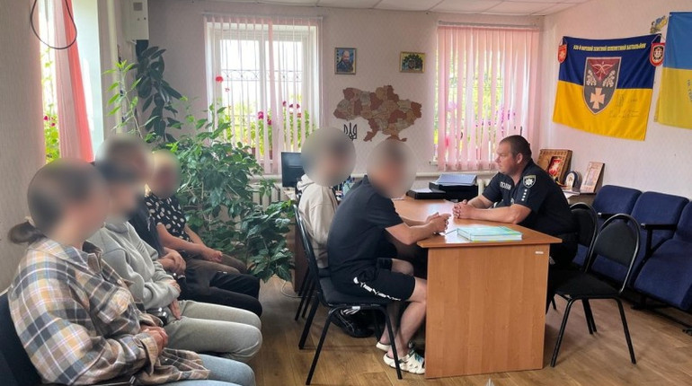 На Сумщині поліціянти знайшли підлітків, які знущалися з чоловіка та зняли це на відео