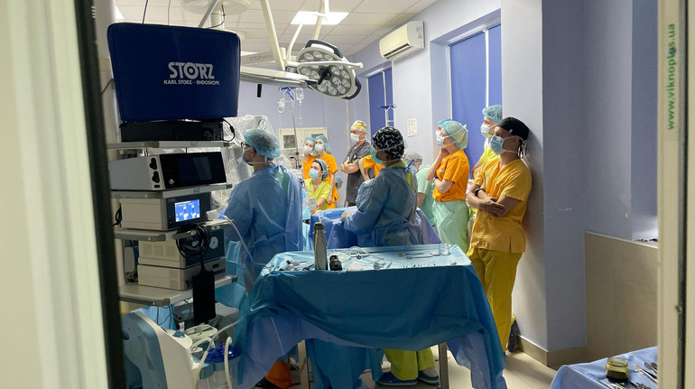 Допоміг робот-хірург: у Львові лікарі врятували 16-річну підлітку з рідкісною пухлиною