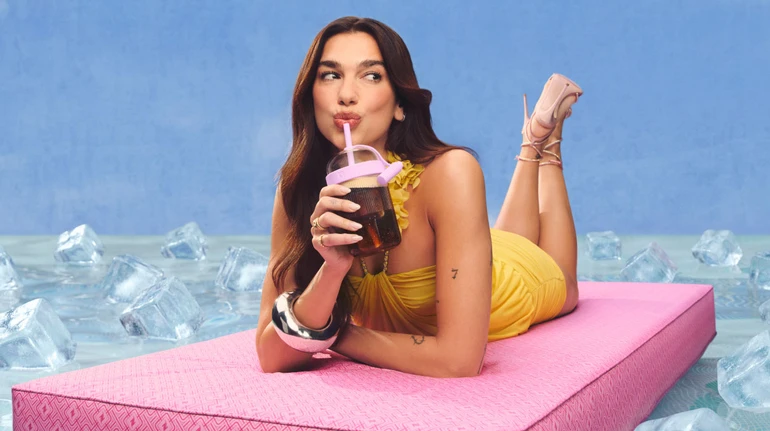 Дуа Ліпа допомогла зібрати кошти на пікап для українських військових медиків