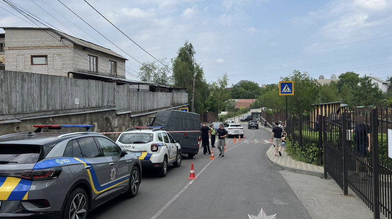 На Київщині загинув 9-річний хлопчик: на нього покотився мікроавтобус без водія