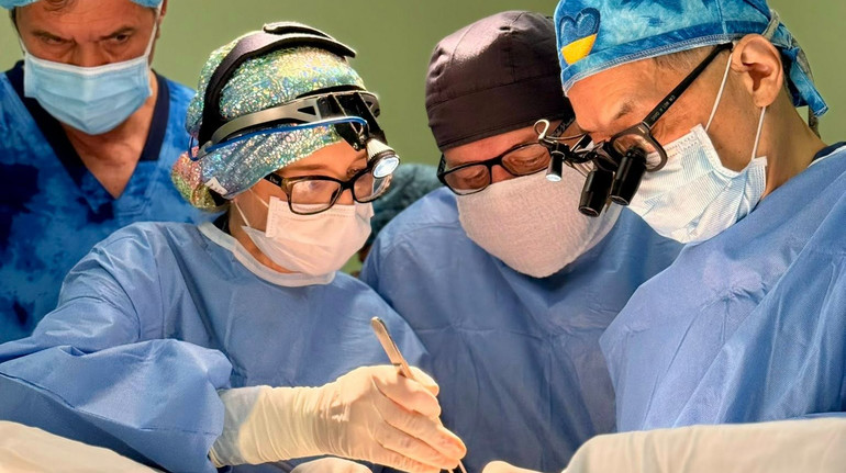 Піднебіння з передпліччя: у Львові юнаку провели унікальну операцію з усунення важкої патології