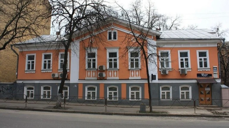 Історичну будівлю у Києві обклали пінопластом і пофарбували в рожевий