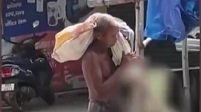 В Індії чоловік викопав і приніс до банку скелет сестри, щоб довести її смерть