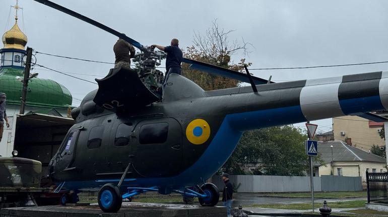 Гелікоптер на місці скульптури Відпочинок Петра І у Полтаві простояв добу через скарги містян