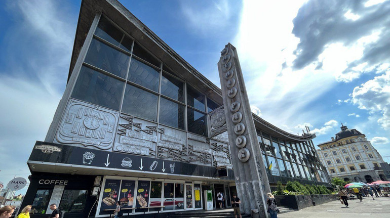 З фасаду Житнього ринку у Києві приберуть декоративні написи російською мовою