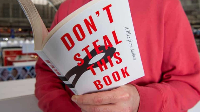 У Британії письменники видали порожню книгу в знак протесту проти ШІ