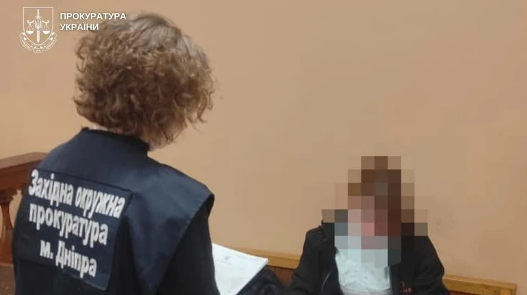 У Дніпрі жінка оформила знайомого батьком своїх дітей, щоб той зміг виїхати за кордон