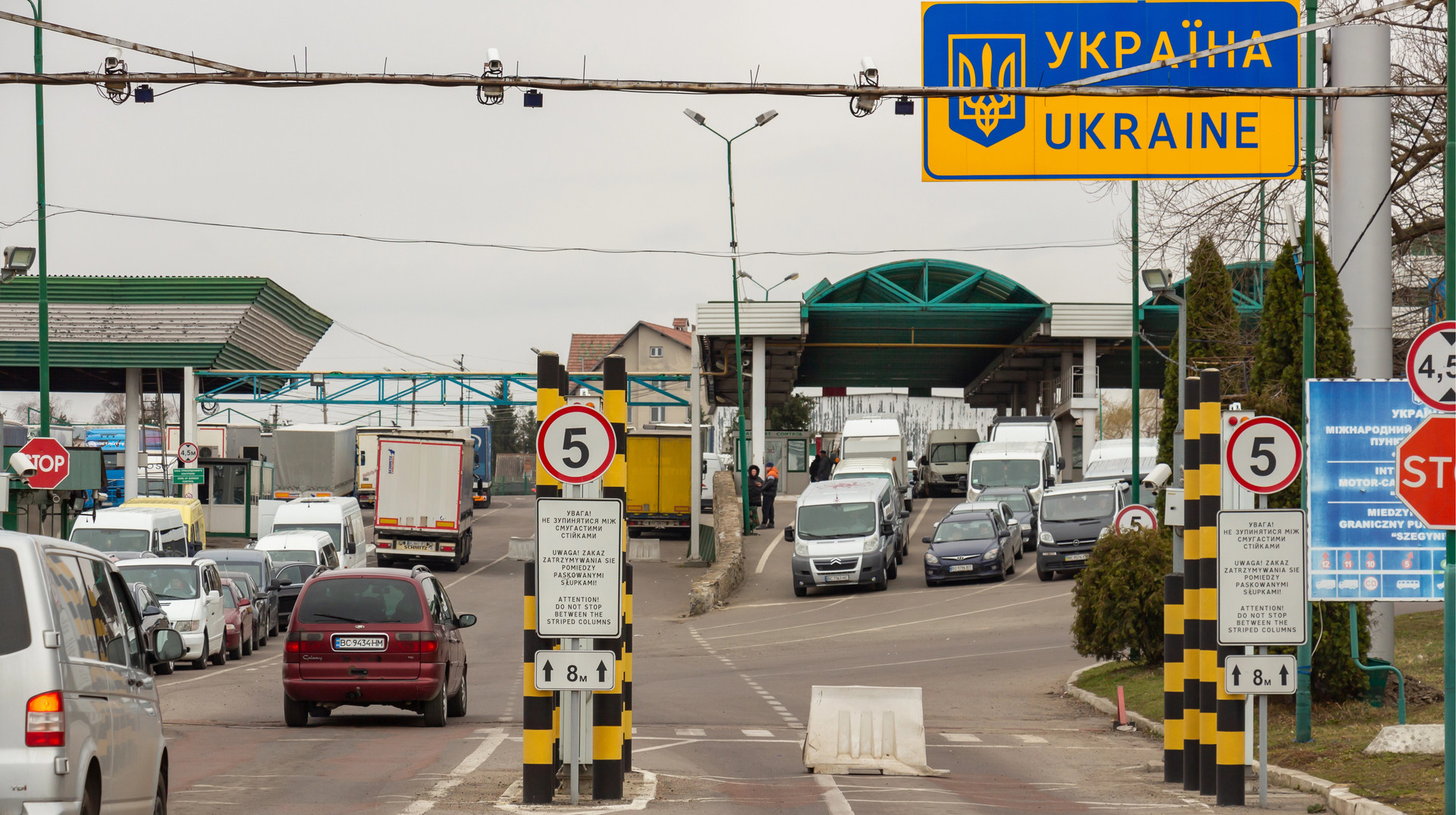 Виїзд за кордон чоловіків 18-22 роки: хто може виїхати, кому відмовлять, а хто отримає штраф