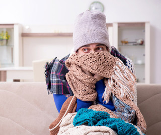 Як не перетворитися на крижину, коли вдома холодно? Поради на період морозів та відключень