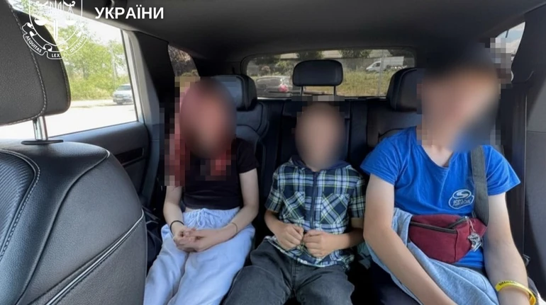 Мали жебракувати в Лаврі: поліція затримала матір, яка продала трьох дітей за 60 тисяч грн