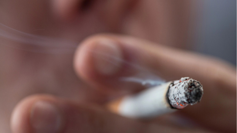 В Україні побільшало жінок-курців, а кожна третя – залежна від нікотину. Опитування