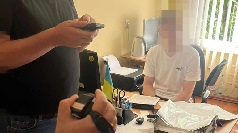 Відстрочка за 800 доларів: на Прикарпатті викрили освітянина, який брав хабар у вступника