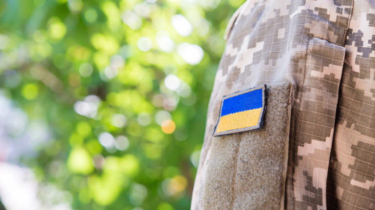 Вихопив сумку і втік: у Києві чоловік пограбував військову, яка проходить лікування