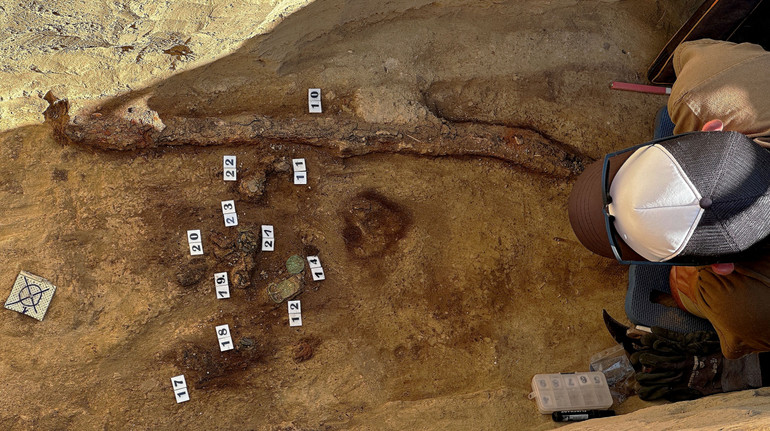 Знайшли завдяки супутнику: в Угорщині під час розкопок кладовища виявили шаблю аварської епохи