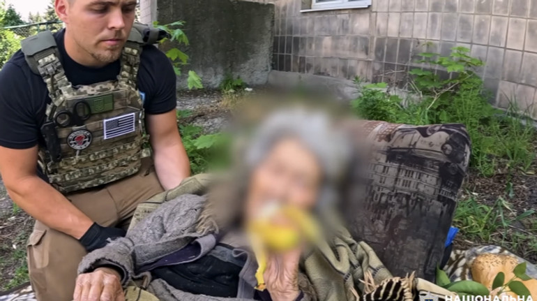 In Donetsk rescued a woman who could not move because of illness