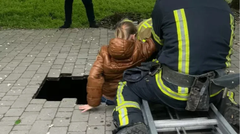 В Одесі школярка впала у 4-метрову яму – під дитиною провалилася тротуарна плитка