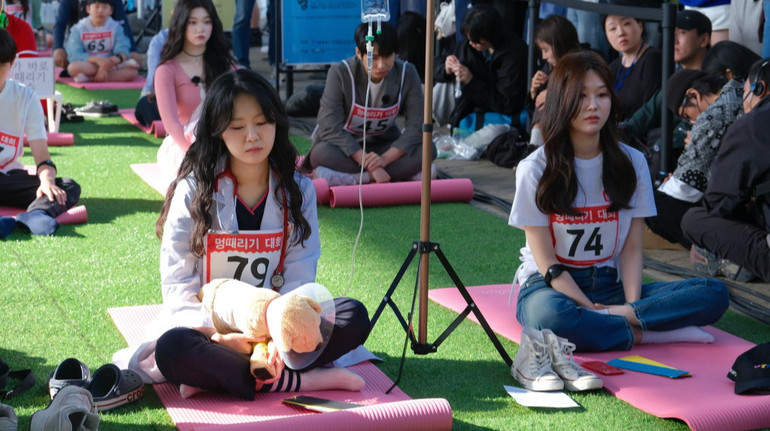 У Південній Кореї відбулися незвичні змагання: учасники 1,5 години сиділи непорушно